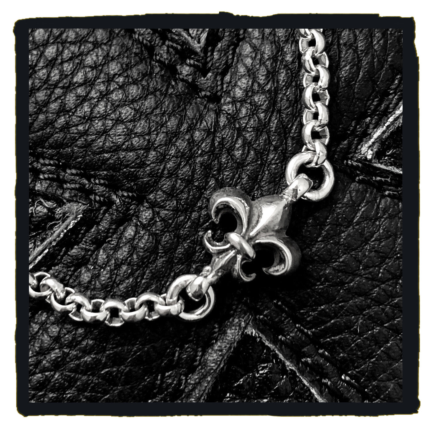 01-b0059c2d ambi bracelet - petit 2d cut out fleur de ly