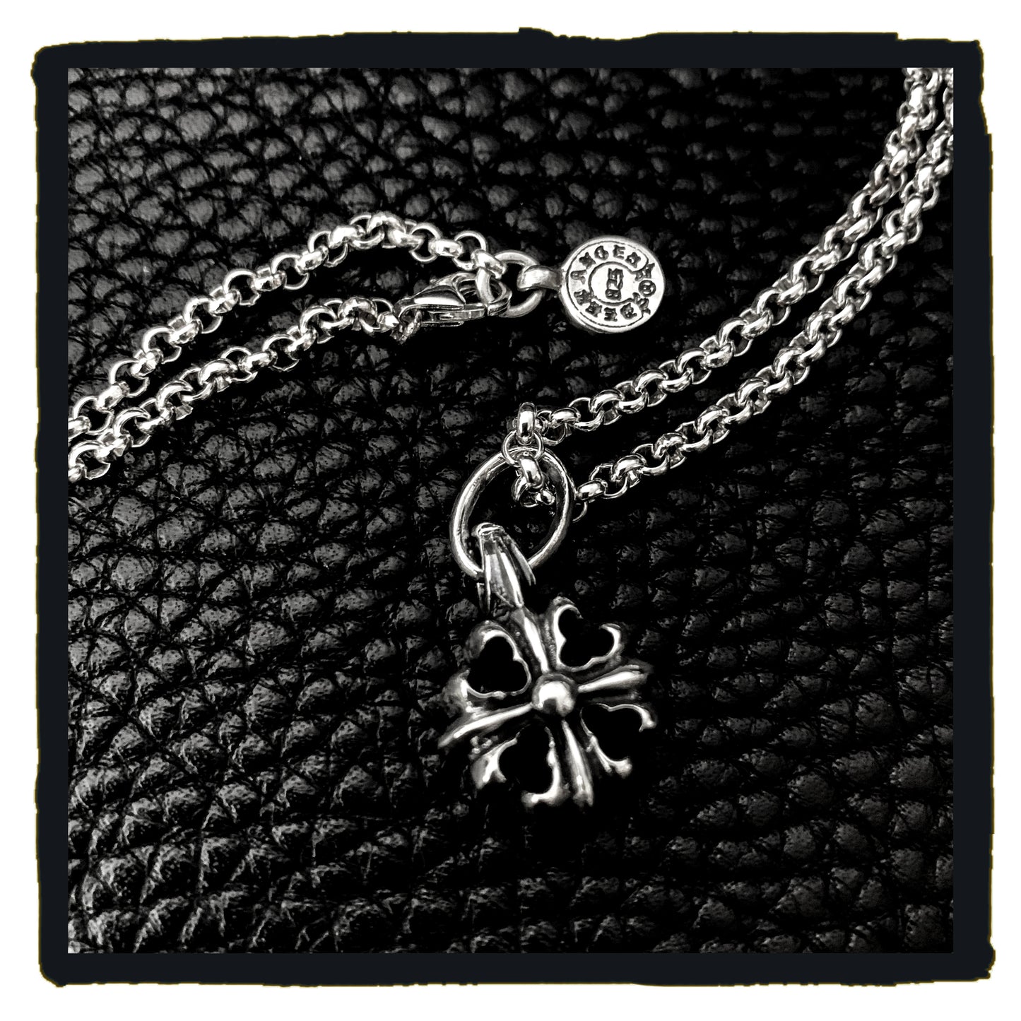 01-N0021C1 - r&r classic necklace with mini f maltese charms
