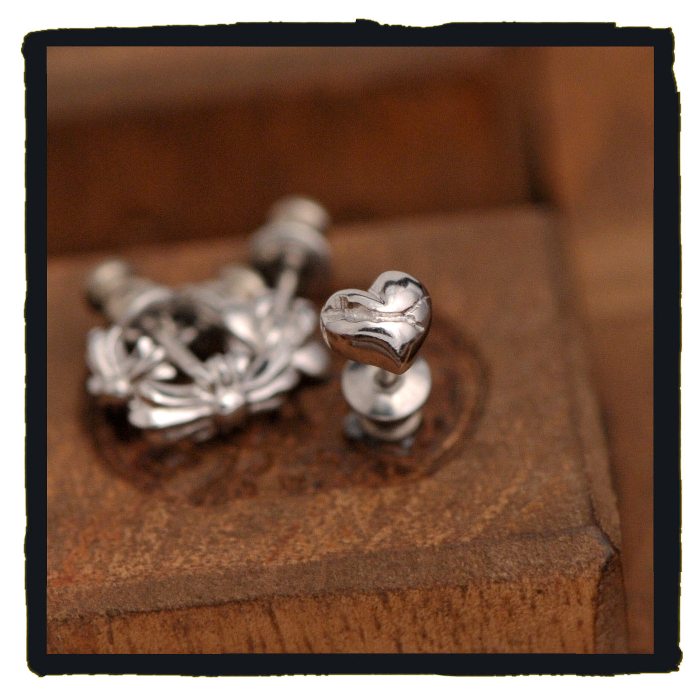 06-PE001D petit broken heart platinum earring (price are for one)