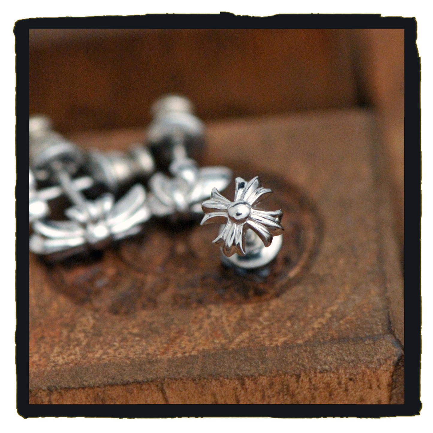 06-PE001A petit maltese platinum earring (price are for one)