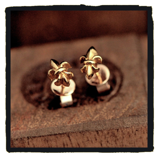 04-GE001B petit fleur de lys gold earrin (price are for one)