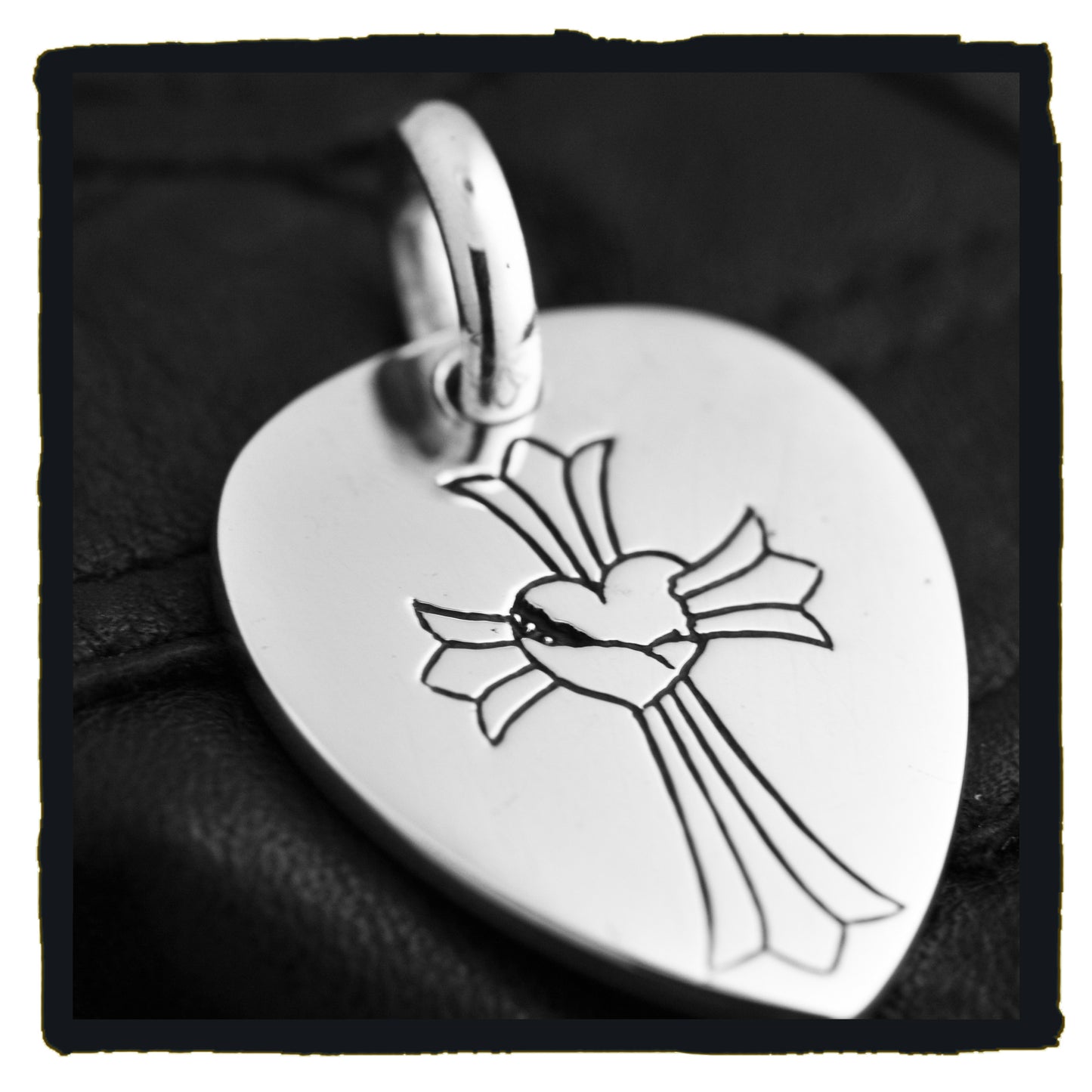 01-p0026d pendant - g pick cross heart