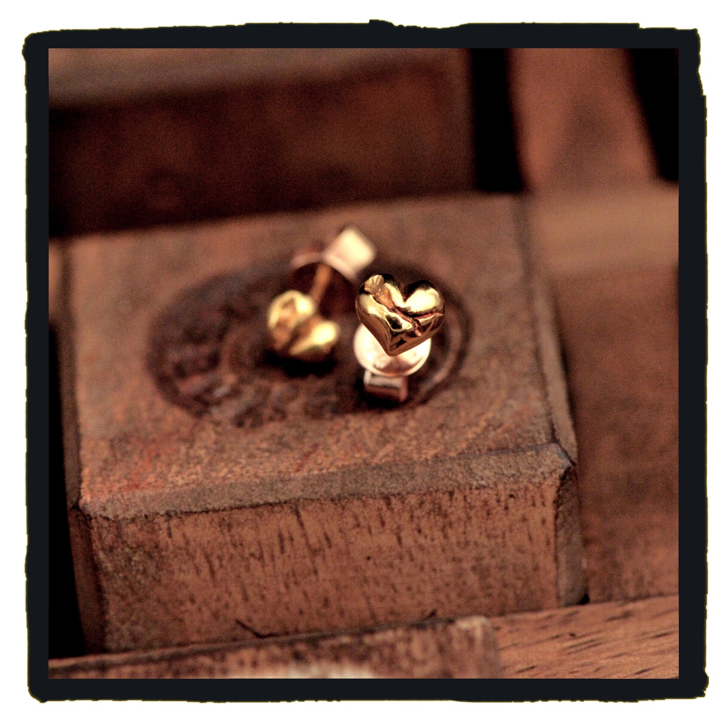 04-GE001A petit broken heart gold earring (price are for one)