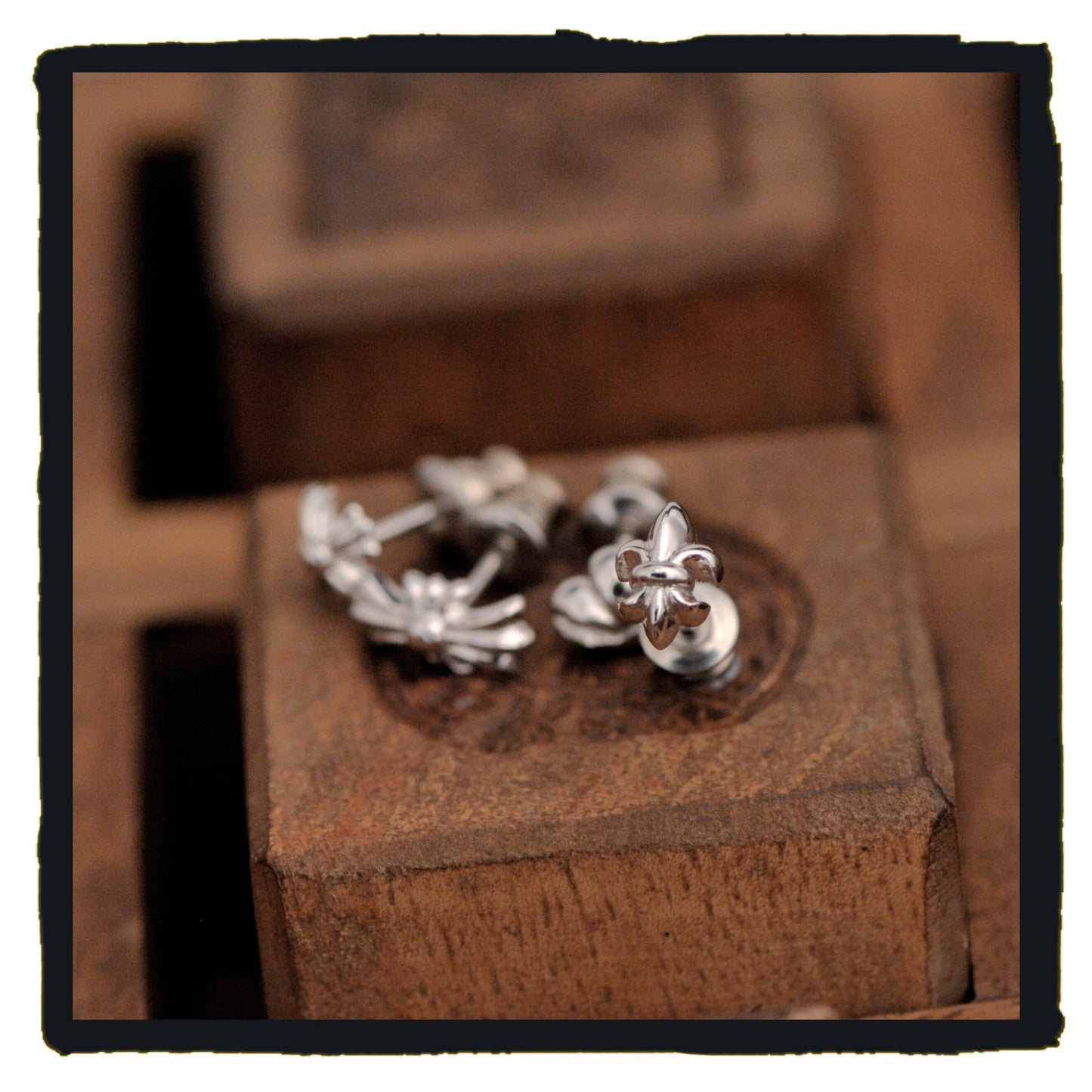 06-PE001C petit fleur de lys platinum earring (price are for one)