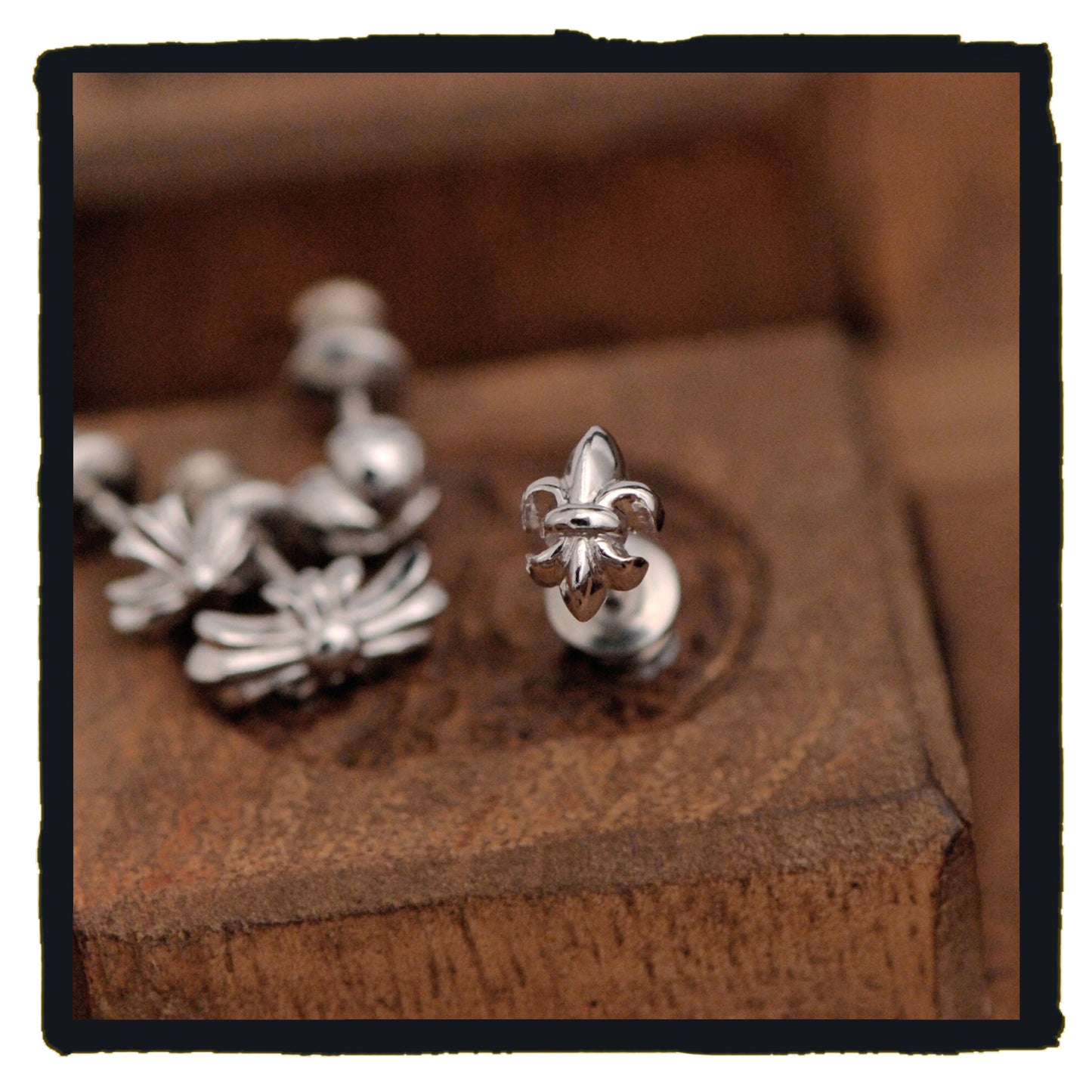 06-PE001C petit fleur de lys platinum earring (price are for one)