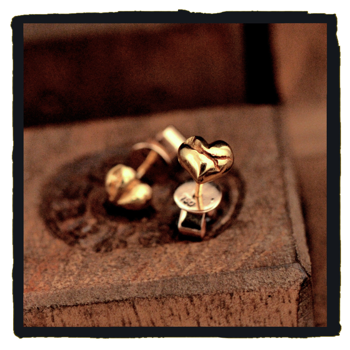 04-GE001A petit broken heart gold earring (price are for one)