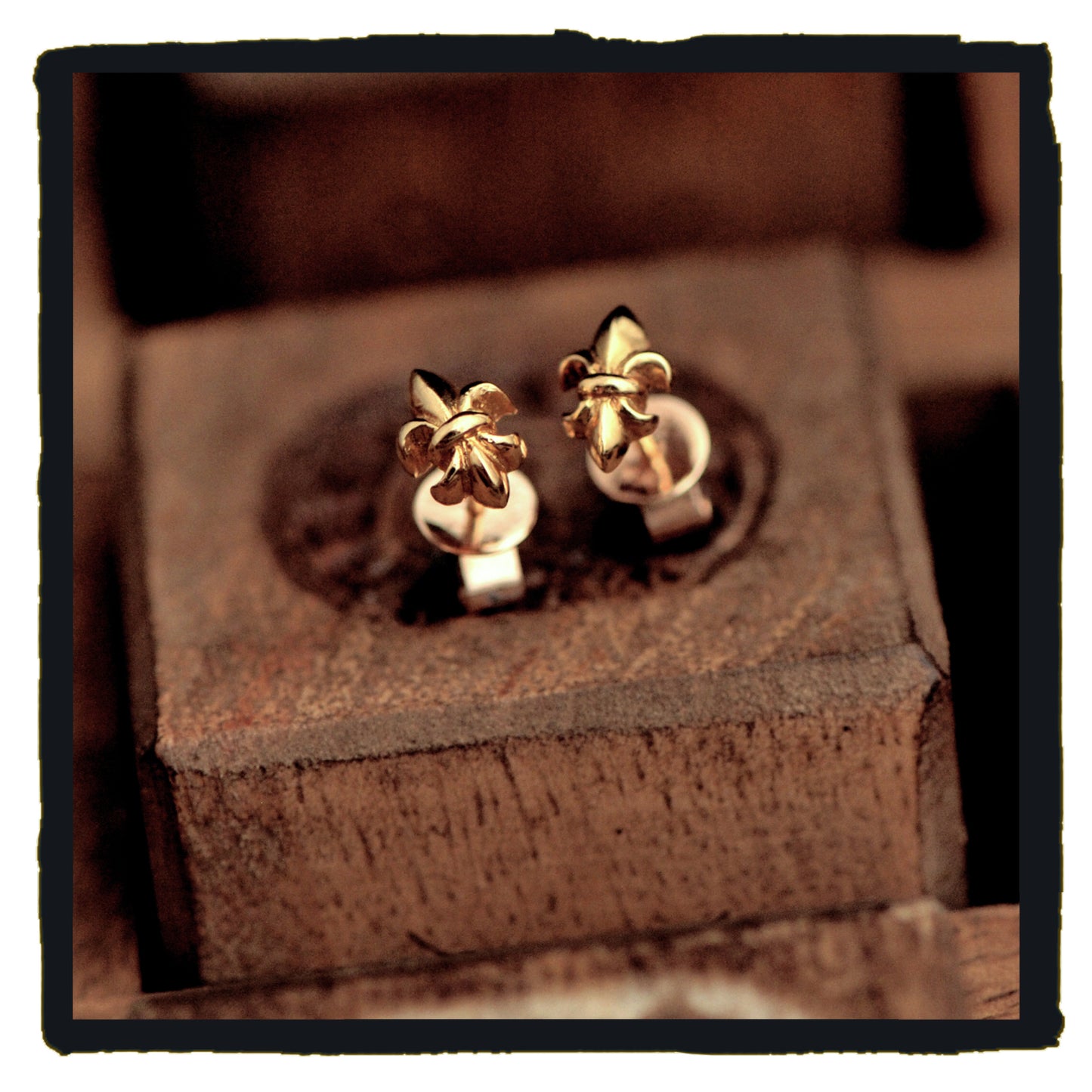 04-GE001B petit fleur de lys gold earrin (price are for one)